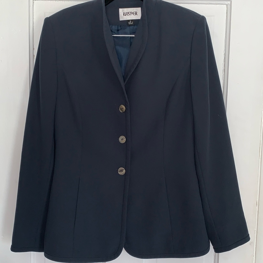 Kasper Blazer Size 6 Soft Navy Blue Beautiful Simple Lines on this Jacket